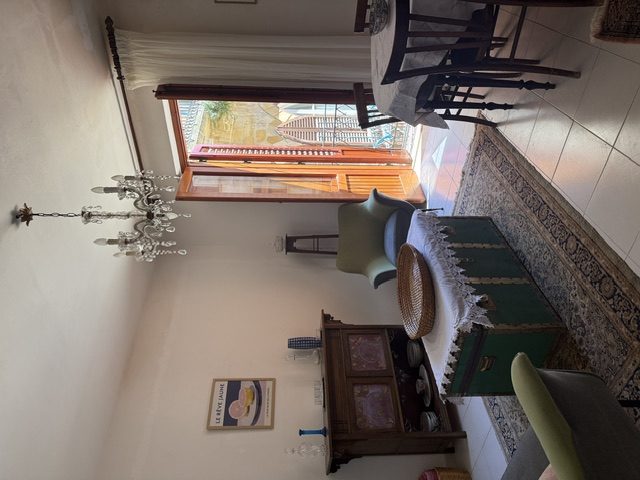 Living room with chandelier and balcony doors at Casa Zia