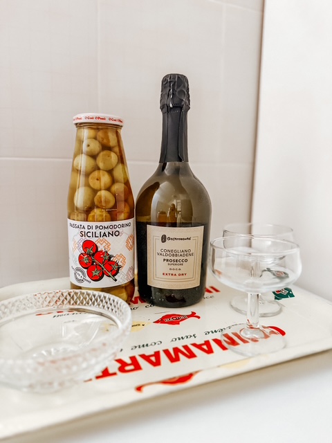 Welcome tray with prosecco and Sicilian tomatoes